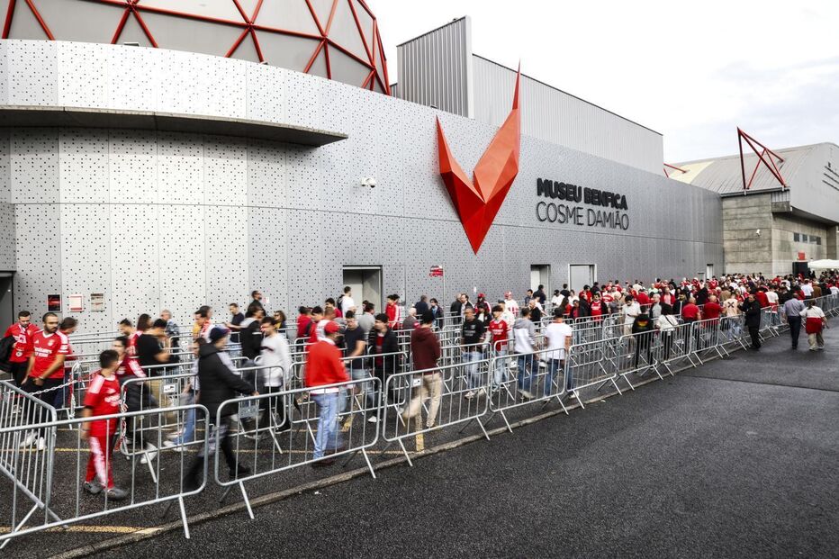 Multidão visita o Museu Benfica Cosme Damião após recorde de votos