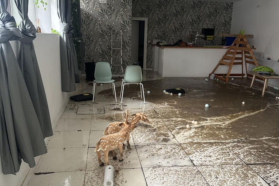 Esgotos causam prejuízo num espaço comercial