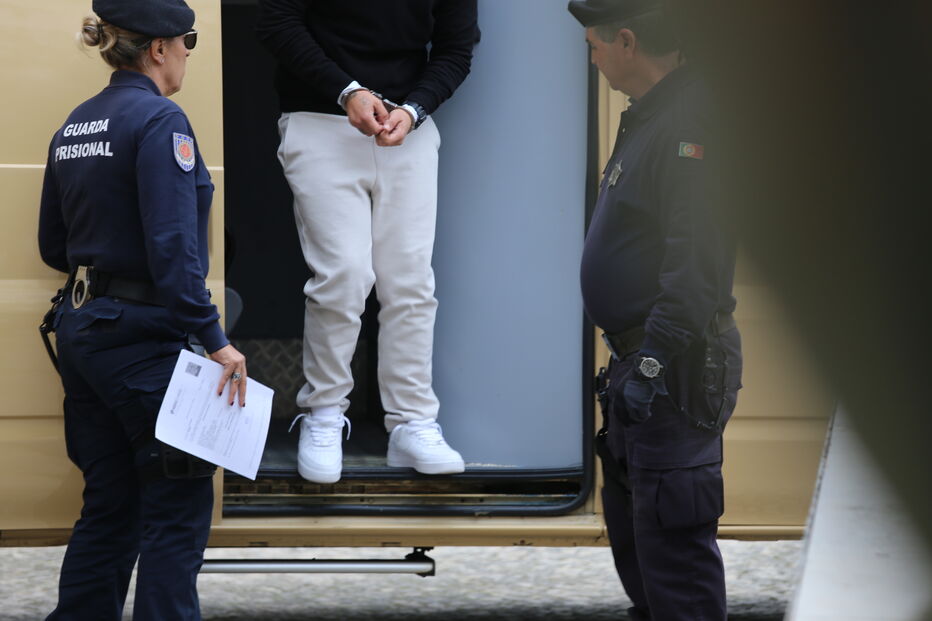 Homicida sob custódia da guarda prisional após alegação de legítima defesa