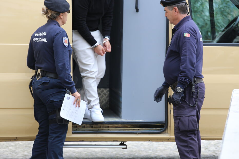 Suspeito de homicídio detido, sob custódia da guarda prisional em Portugal