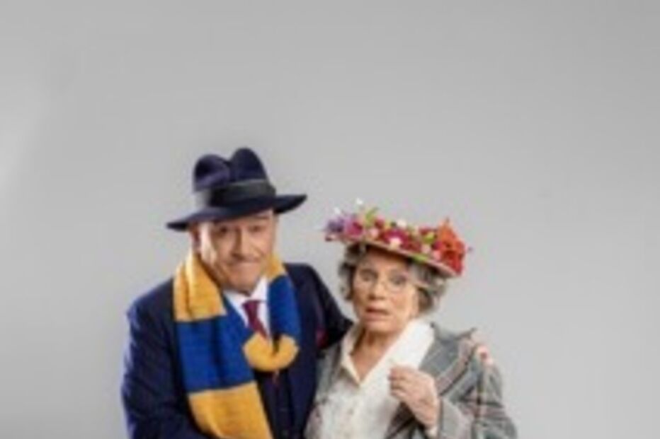 Ator e atriz posam juntos para fotografia com figurino