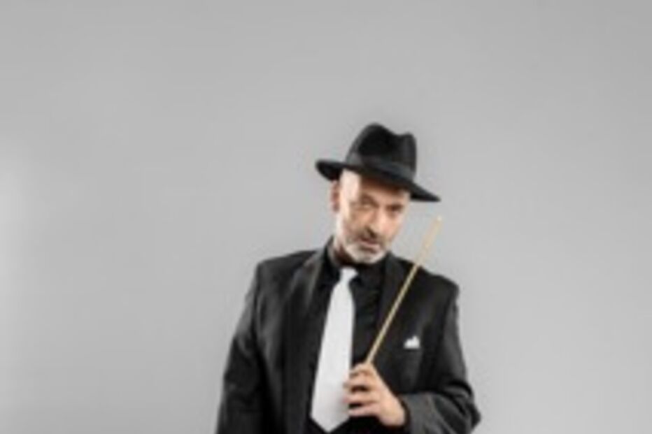 Homem de fato segura um violino e um arco