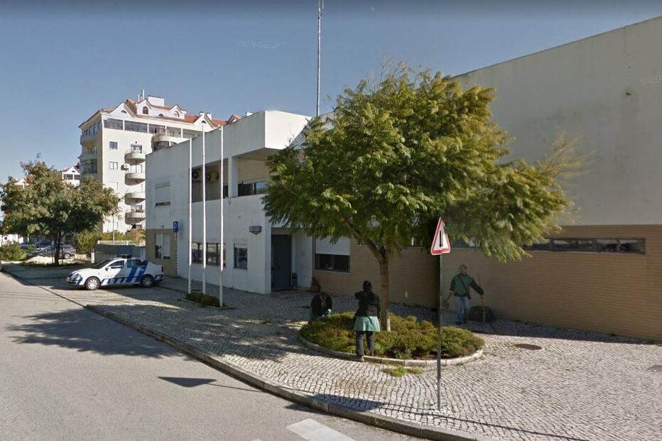 Edifício da polícia em zona urbana com pessoas perto