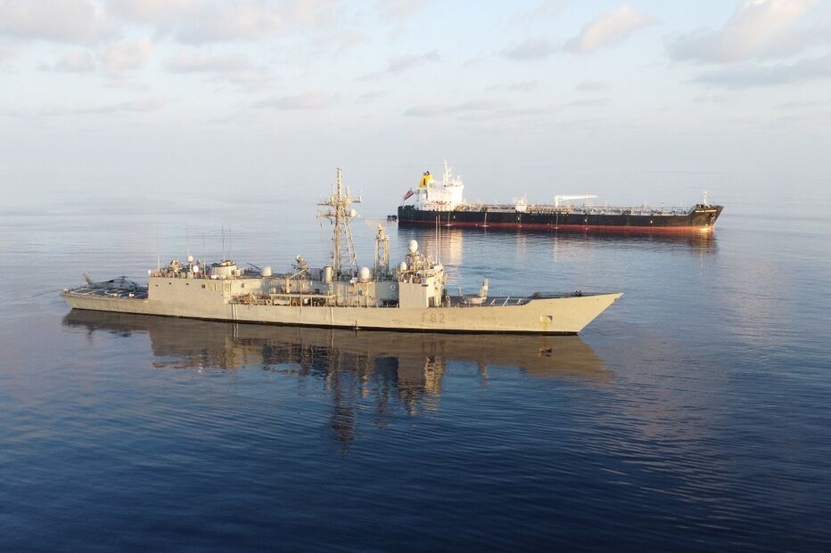 A fragata e o petroleiro libertado
