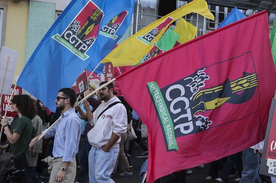 Milhares de trabalhadores da CGTP em manifestação na Avenida da Liberdade