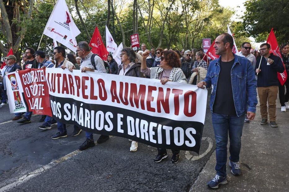 Trabalhadores manifestam-se por aumentos salariais e melhores direitos na Avenida da Liberdade