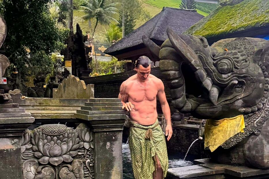 Ibrahimovic participa num ritual de purificação no templo Tirta Empul, em Bali