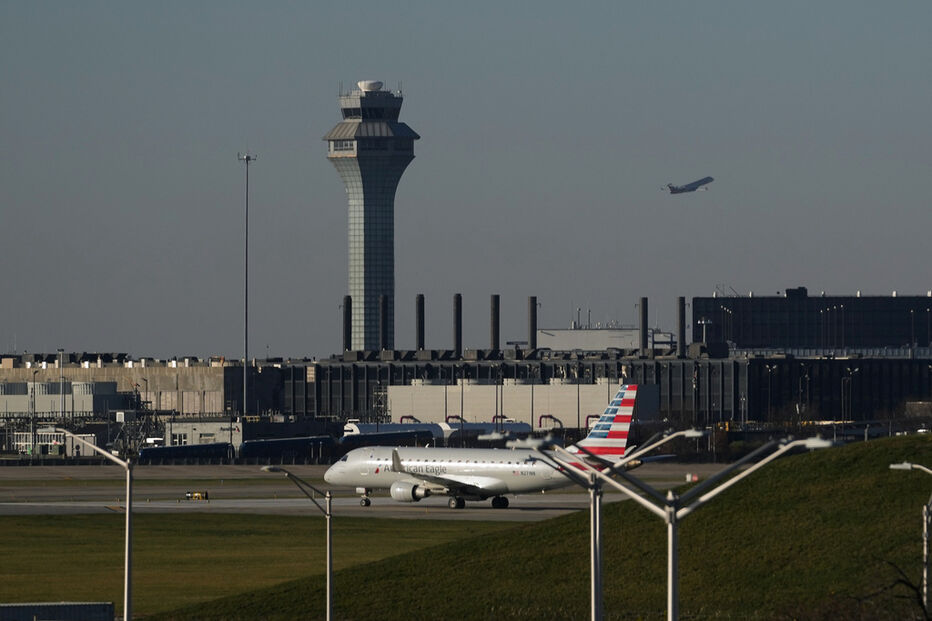 Milhares de voos cancelados nos EUA devido a escassez de controladores aéreos em aeroportos como JFK e Newark