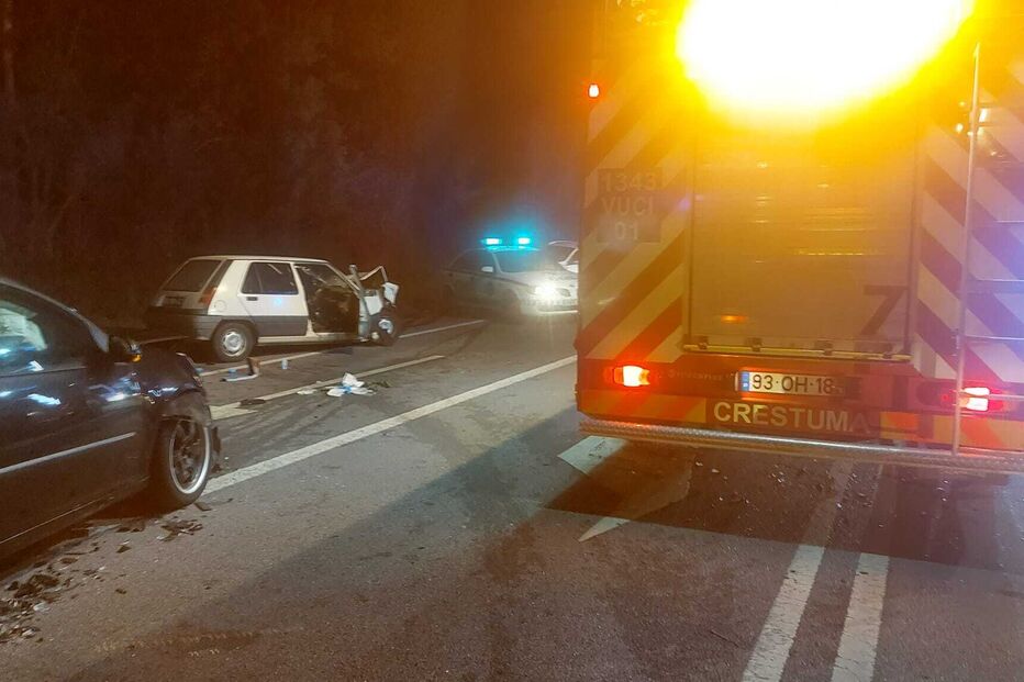 Colisão de dois carros em Gaia causa feridos, com bombeiros no local.
