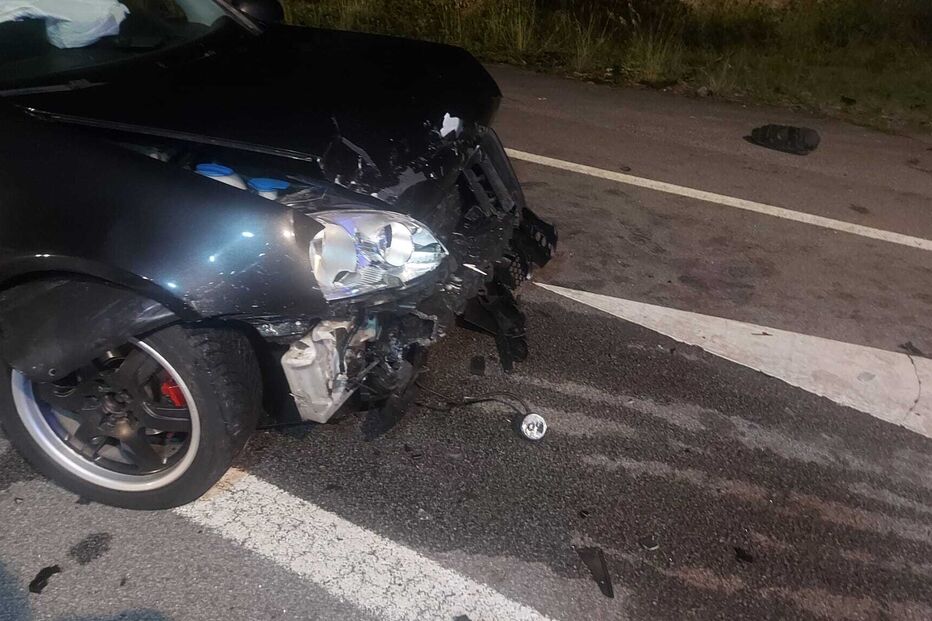 Colisão em Gaia causa ferimentos; dois carros envolvidos e danos visíveis.
