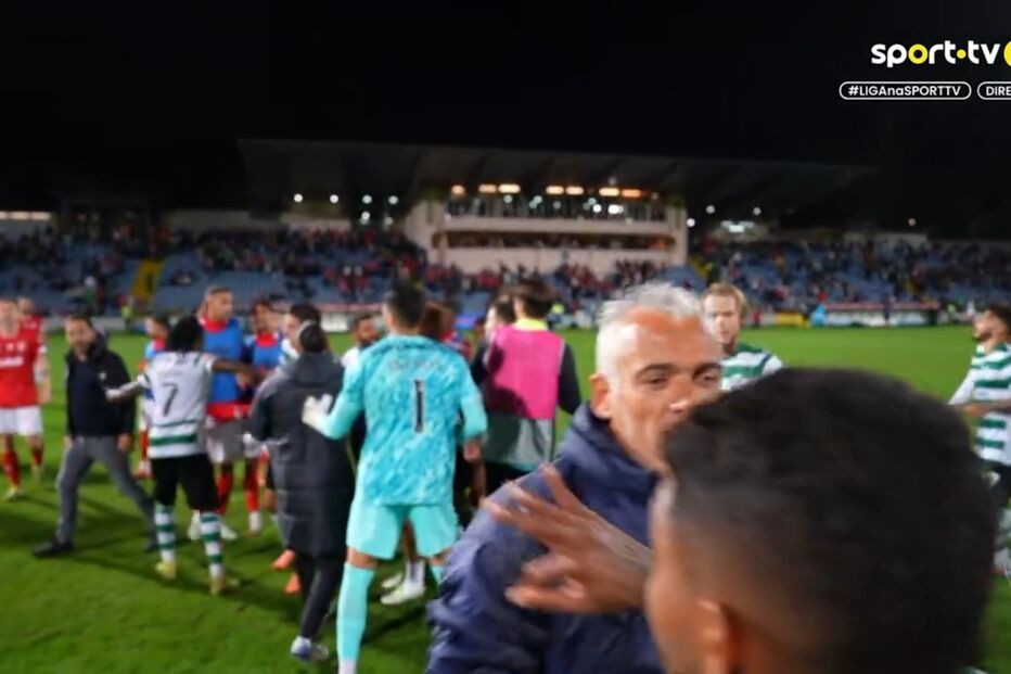 Imagens da confusão no final do Santa Clara-Sporting