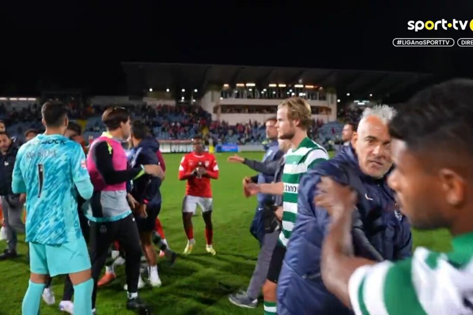 Imagens da confusão no final do Santa Clara-Sporting