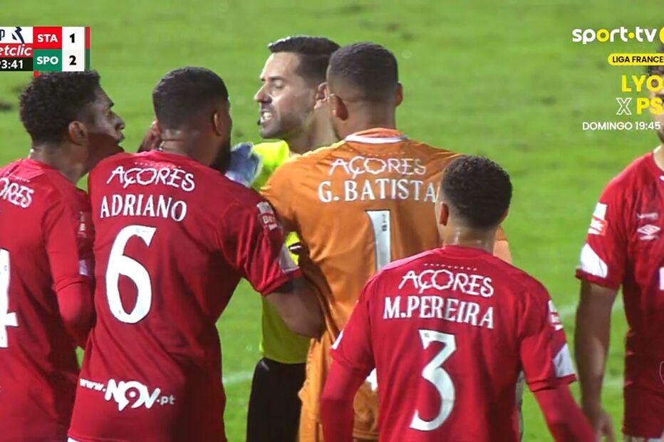 Jogadores do Santa Clara revoltados com canto assinalado a favor do Sporting