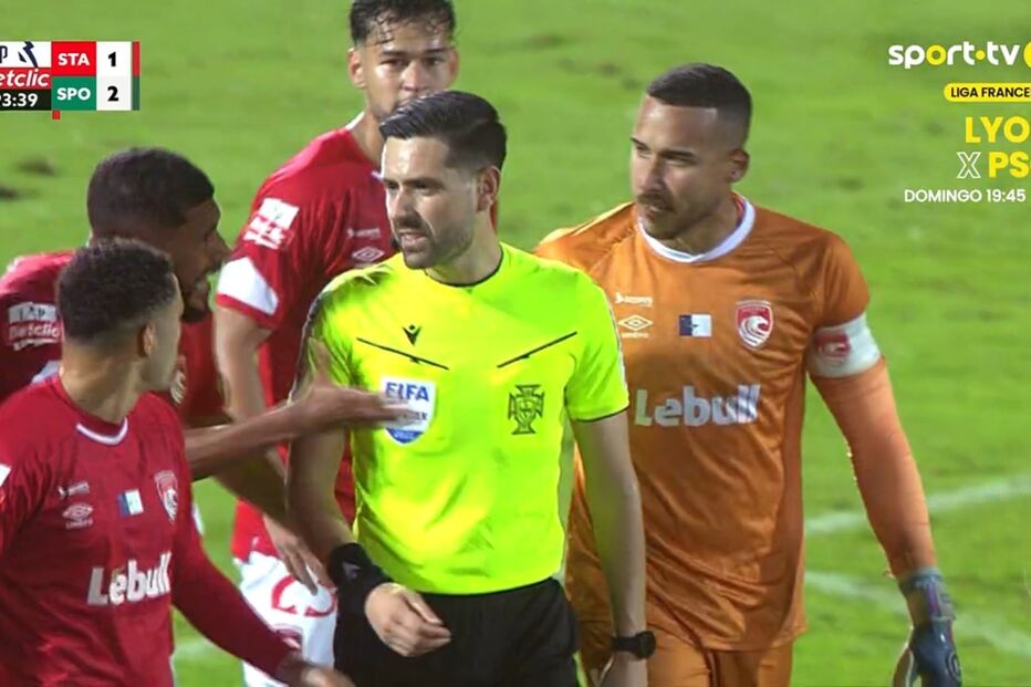 Jogadores do Santa Clara revoltados com canto assinalado a favor do Sporting