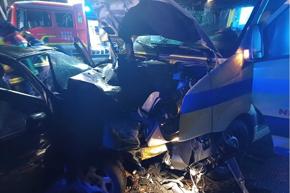 Colisão entre carro e ambulância na EN103 fere cinco pessoas