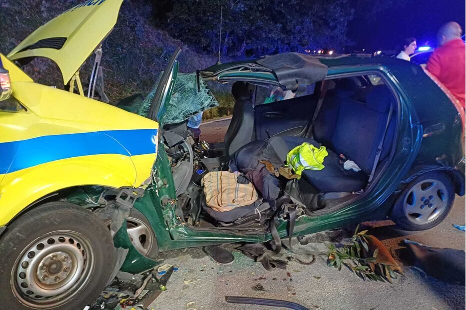 Colisão entre carro e ambulância na EN103 causa ferimentos graves