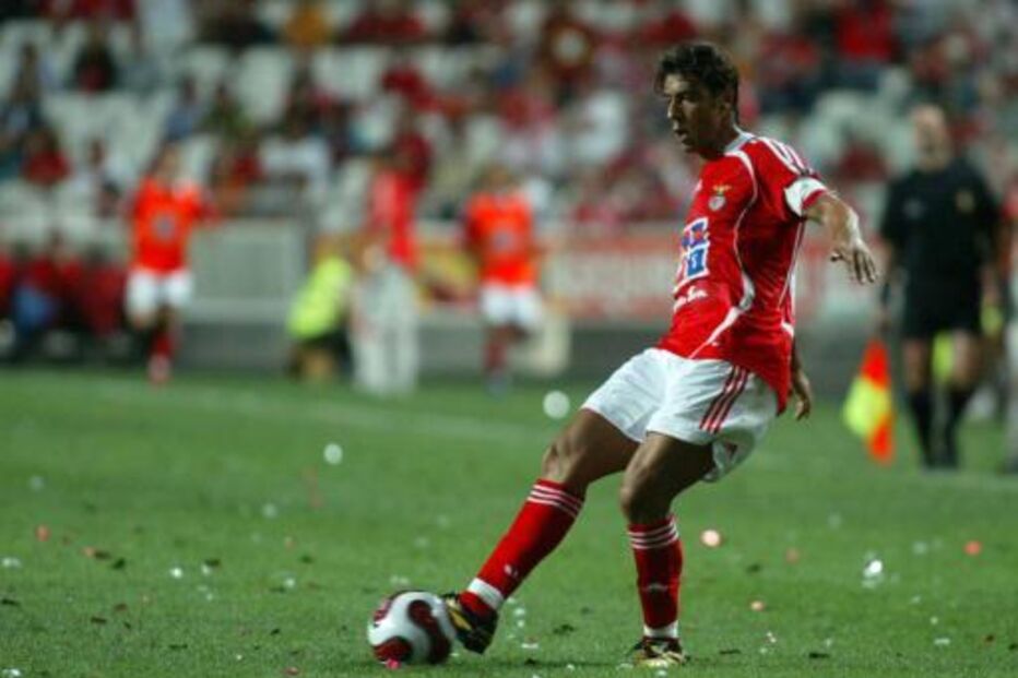 Rui Costa, antigo jogador do Benfica, é reeleito presidente do clube da Luz