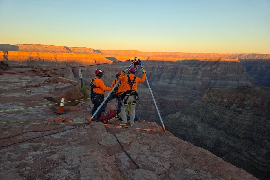 Equipa de resgate trabalha na falésia do Grand Canyon, após queda fatal