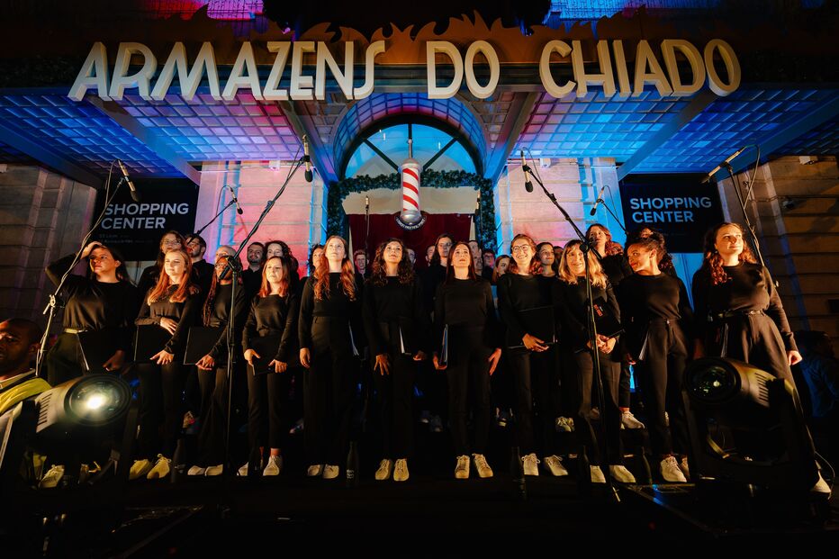 Coro da Lisbon Film Orchestra inaugura iluminação de Natal nos Armazéns do Chiado