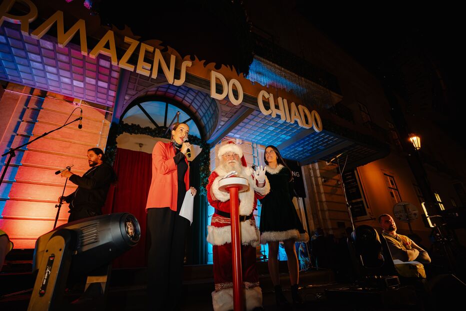 Chegou o Natal aos Armazéns do Chiado, em Lisboa, com iluminação e Pai Natal