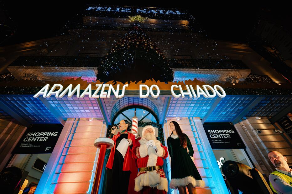 Natal nos Armazéns do Chiado, em Lisboa, com iluminação festiva e Pai Natal