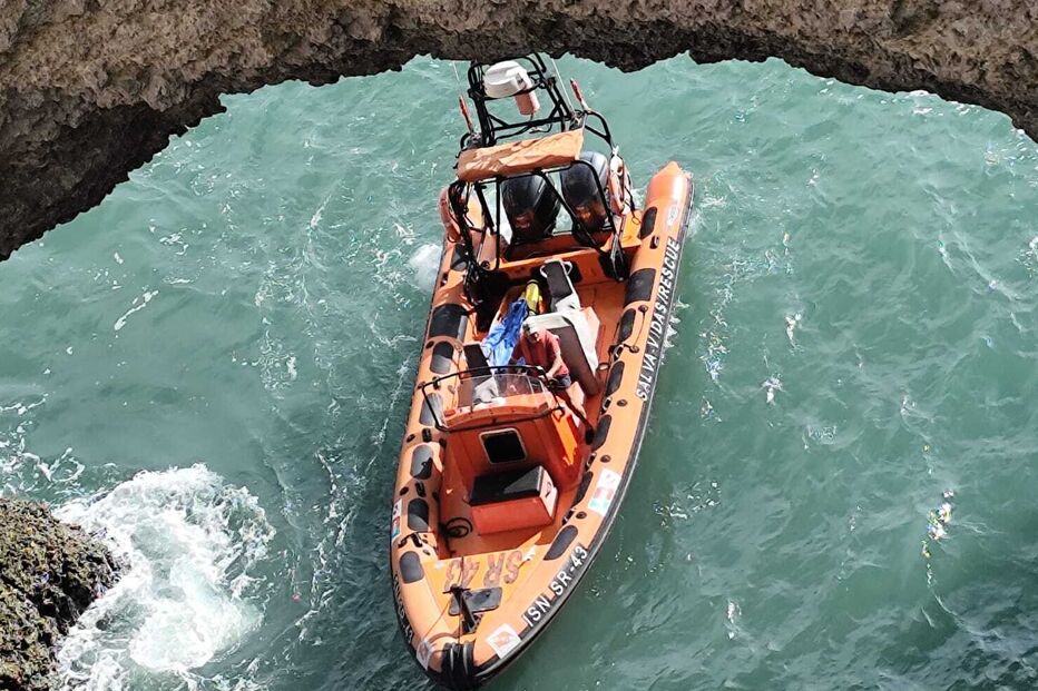 Embarcação de salvamento marítimo perto de formações rochosas