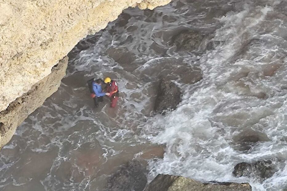 Resgate marítimo com dois elementos perto de uma arriba