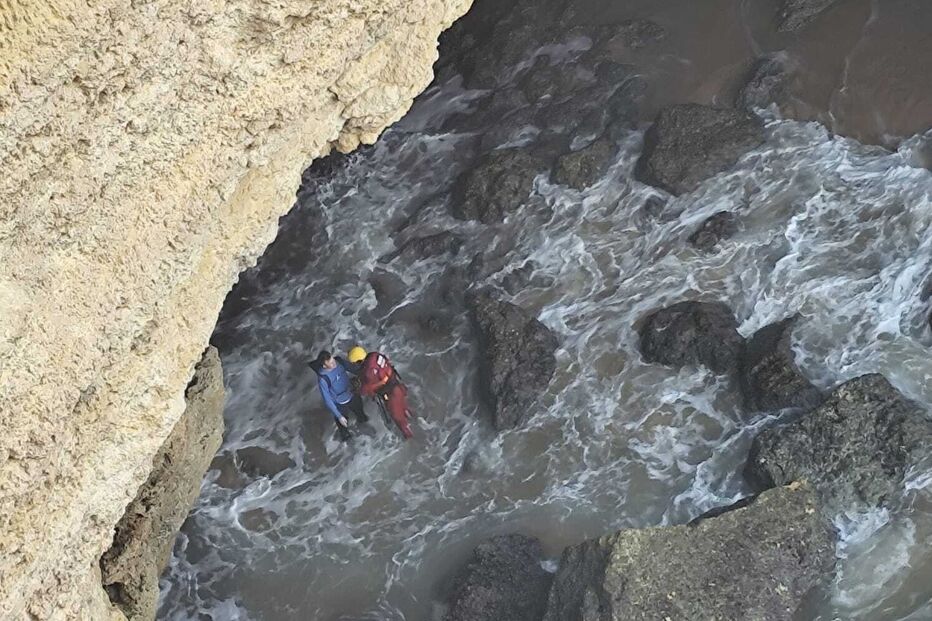 Resgate marítimo em gruta costeira com equipa de salvamento