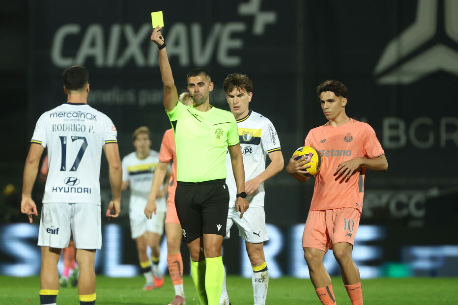 Árbitro mostra cartão amarelo durante o Famalicão - FC Porto, na Liga Betclic