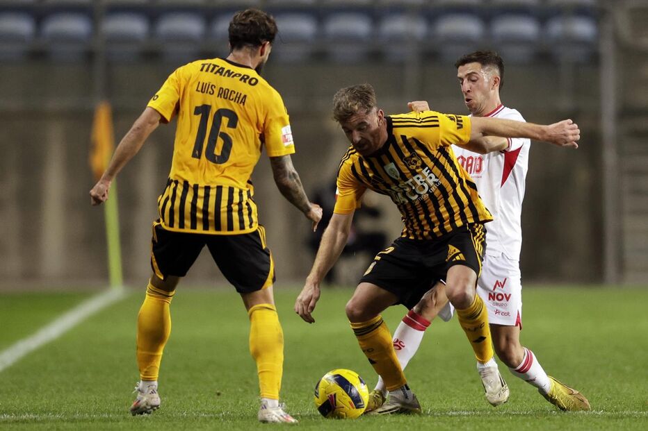 Lusitânia Lourosa e União Leiria empatam 1-1 no Estádio Algarve, após golos de João Silva e Daniel Borges
