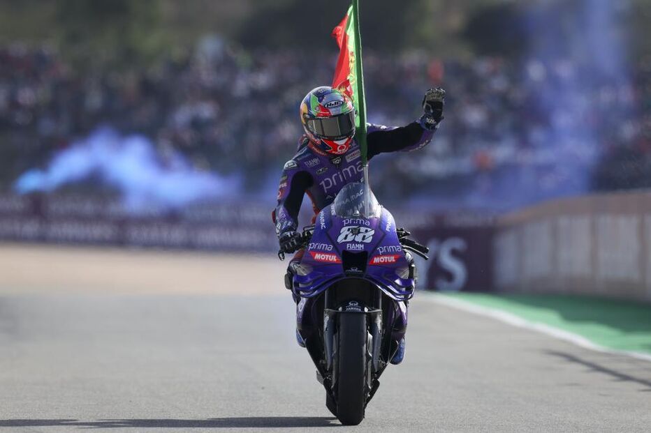 Miguel Oliveira cumprimenta público 