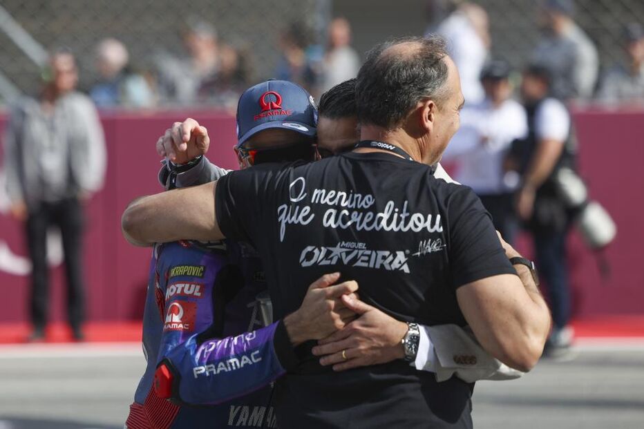 Miguel Oliveira abraçado ao Pai