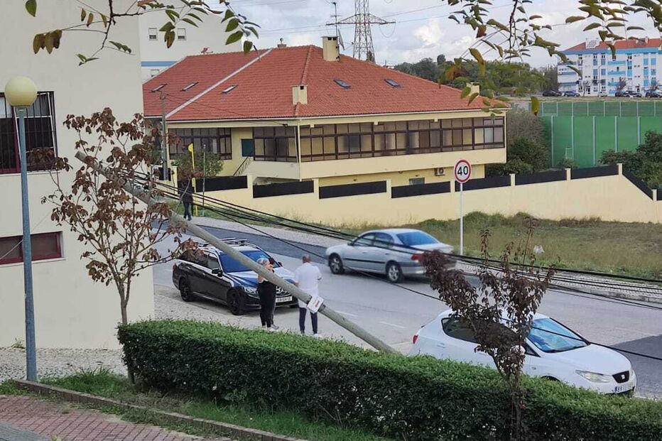 Postes de eletricidade caem perto de Lisboa. Bombeiros no local