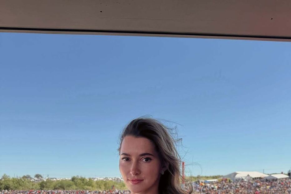 Influenciadora Madeleine White Fedyk criticada por ir a festival EDC com conjuntivite