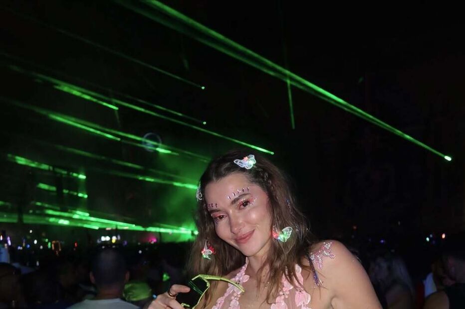 Madeleine White Fedyk enfrenta críticas por ir a festival EDC em Orlando com conjuntivite