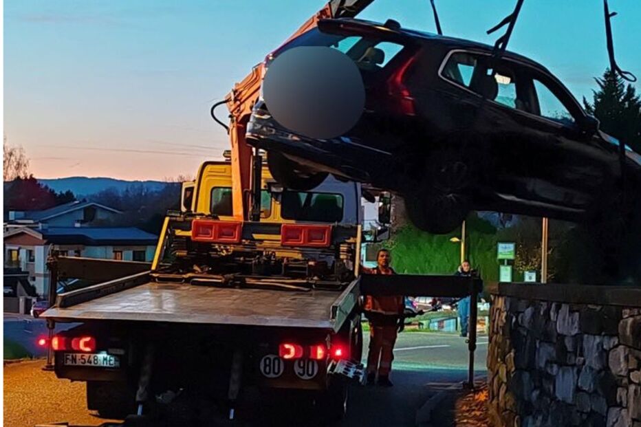 Condutor optimista ''entala'' SUV na rua