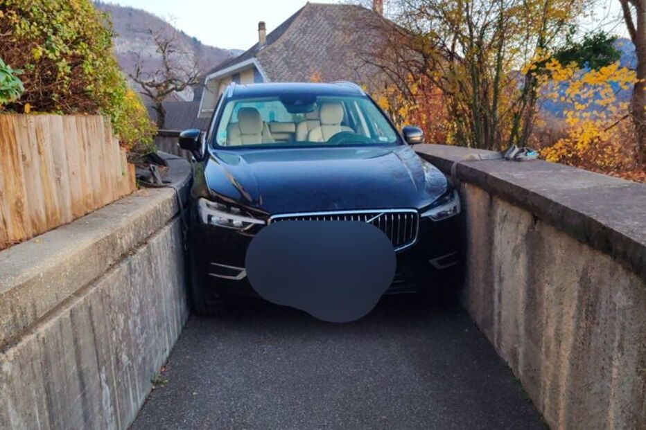 Condutor optimista ''entala'' SUV na rua