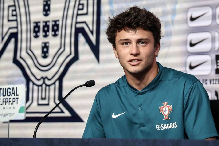 João Neves durante uma conferência de imprensa da Seleção Nacional