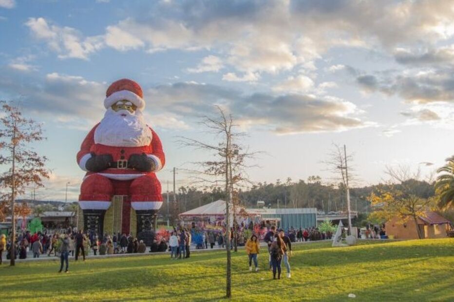 Público visita Pai Natal gigante em Vila Nova de Gaia