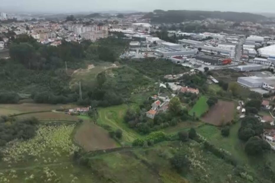 A linha deverá ainda atravessar duas zonas industriais, ameaçando a sua presença. Os empresários exigem transparência