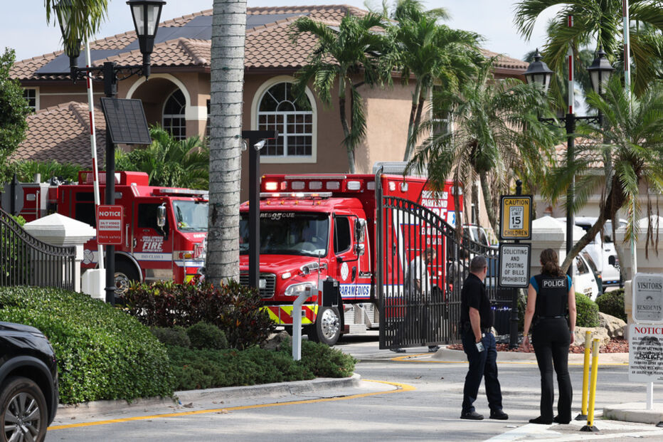 Equipas de emergência e polícia em frente a condomínio na Florida
