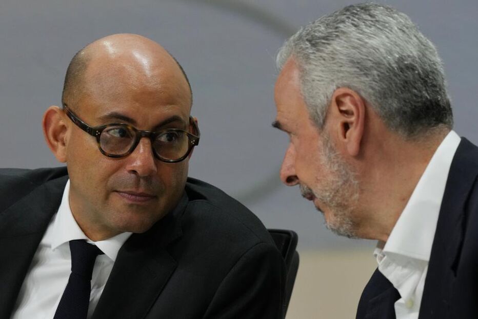 Simon Stiell, secretário executivo da ONU para as alterações climáticas (lado esquerdo) e o presidente da COP30 André Corrêa (lado direito) a conversar durante uma conferência de imprensa na COP30