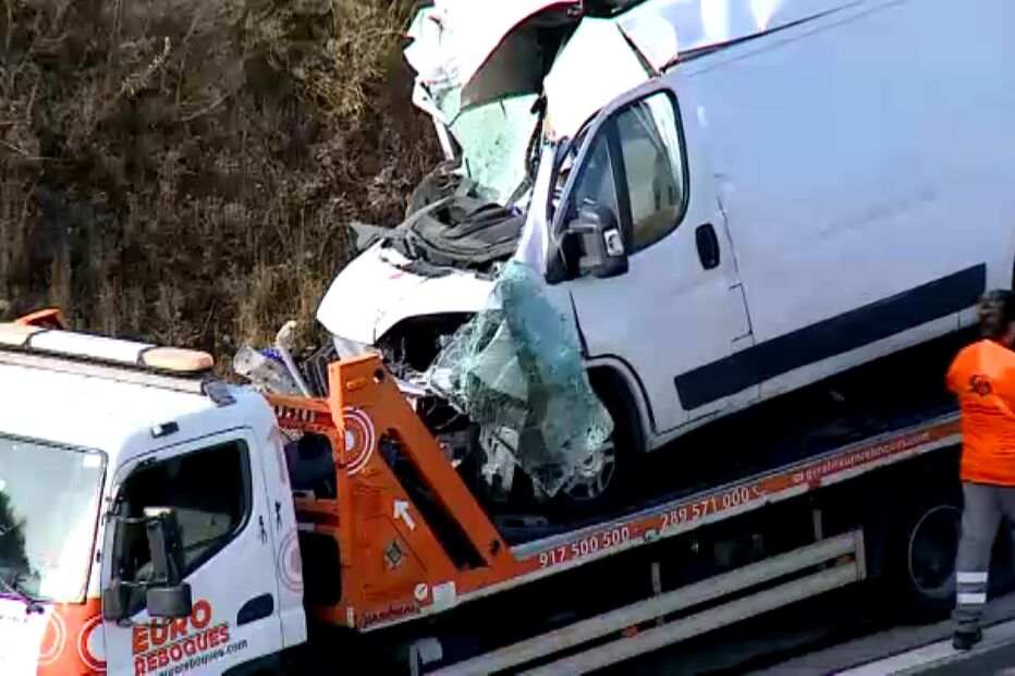 Colisão entre carrinha e camião na A22 em Loulé