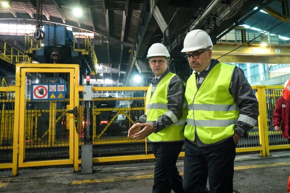 Miguel Pinto Luz conversa com Fernando Medina, durante a visita às instalações da Siderurgia Nacional, em Paio Pires, Setúbal