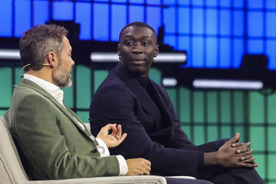 Khaby Lame, tik toker italiano, durante a sessão de abertura da Web Summit 