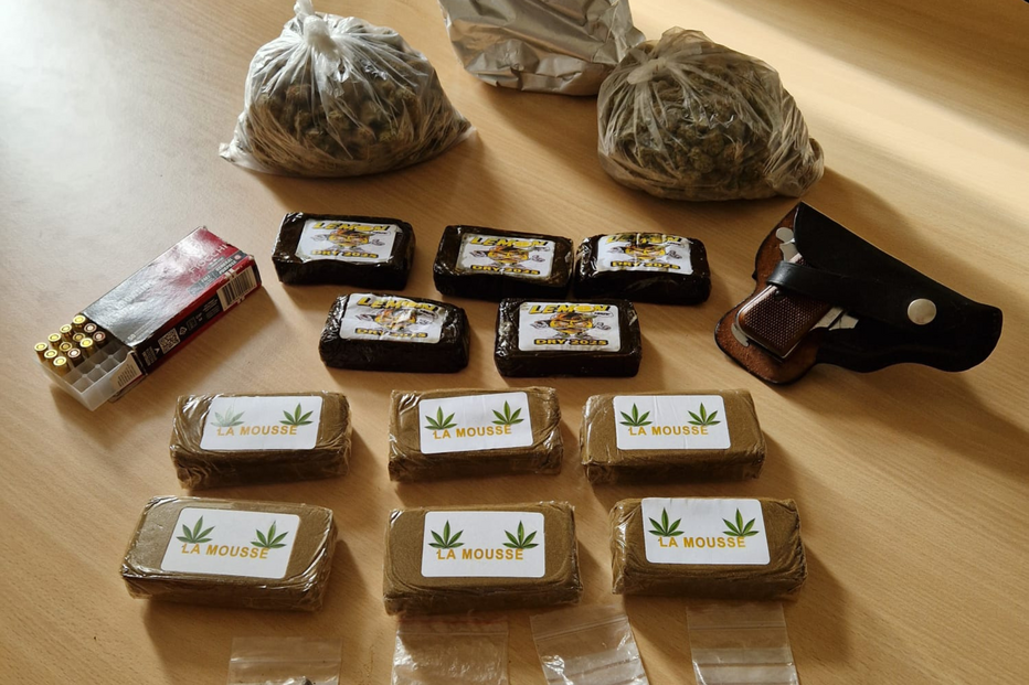 A Polícia apreende armas e droga, incluindo haxixe e cocaína