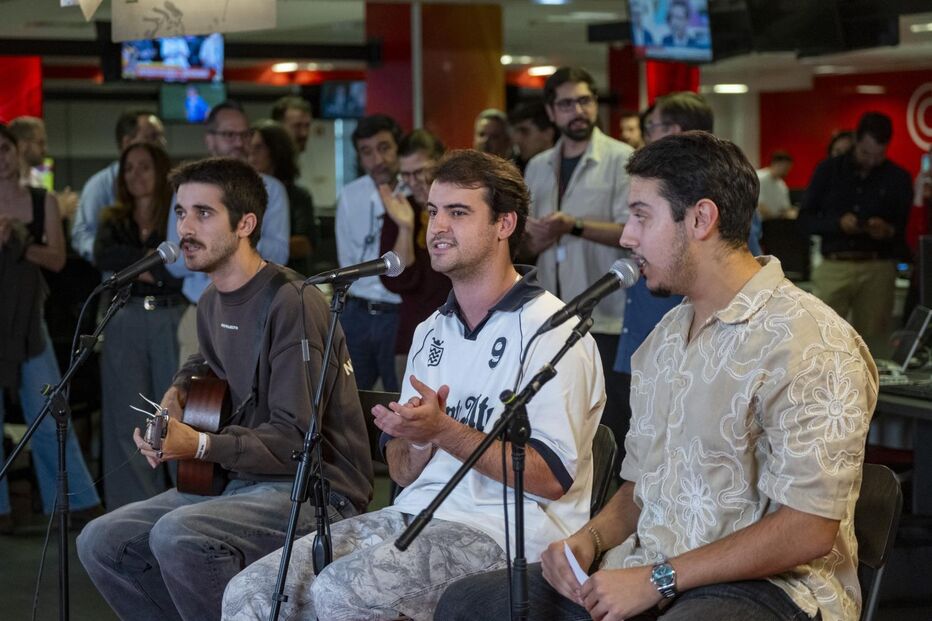 Banda 'Os Descendentes' anima redação da Medialivre em aniversário da CM Rádio