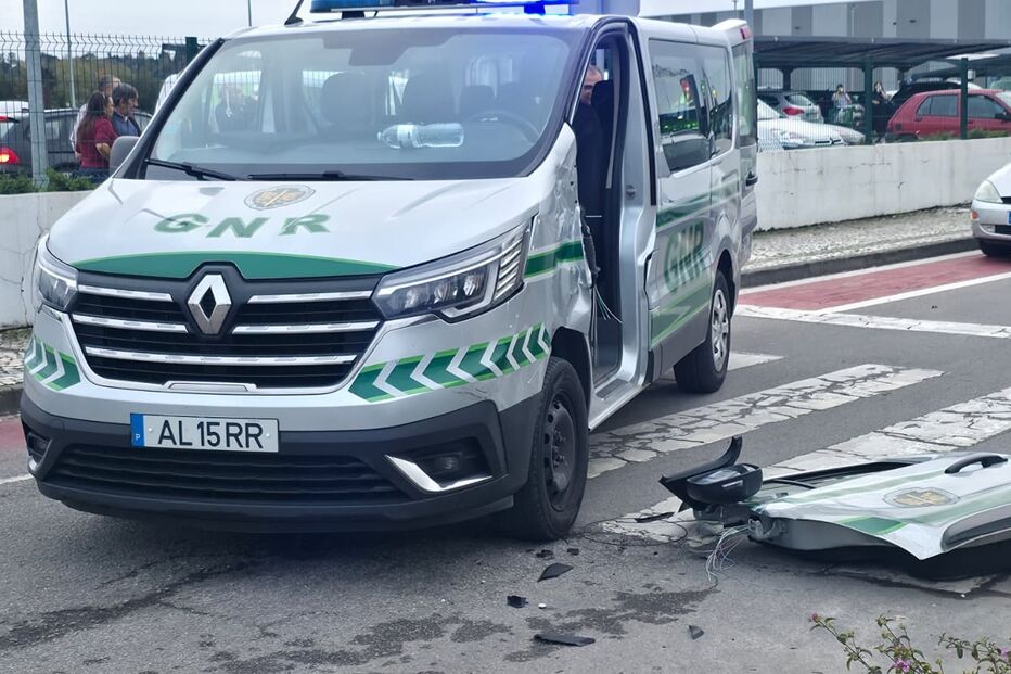 Carrinha da GNR acidentada numa passadeira, com a frente danificada