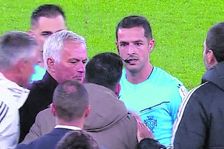 Diretor-geral do Benfica ameaça árbitro e VAR após jogo com Casa Pia