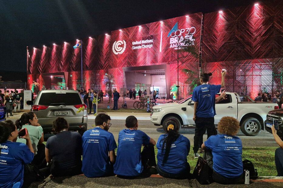 Ativistas climáticos invadem área restrita da conferência da COP30